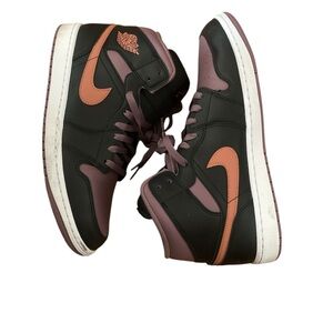 Air Jordan 1 mid se MEN SIZE 11.5